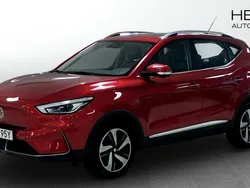 Röd (red) Begagnad 2022 MG ZS Luxury Sedan | 244 900 kr (Superpris)