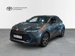 Mörkgrå (grå) Begagnad 2024 Toyota C-HR Style SUV | 329 900 kr (Marknadspris)