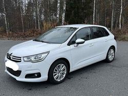 Vit Begagnad 2016 Citroën C4 Halvkombi | 71 000 kr (Marknadspris)