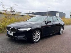 Svart Begagnad 2022 Volvo V90 Momentum Kombi | 209 900 kr (Marknadspris)