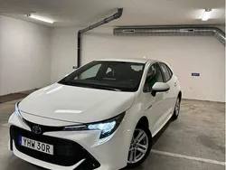 Vit Begagnad 2019 Toyota Corolla Hybrid Active Halvkombi | 205 000 kr (Marknadspris)