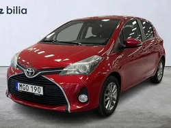 Mörkröd (röd) Begagnad 2015 Toyota Yaris Active Halvkombi | 134 900 kr (Lite dyr)