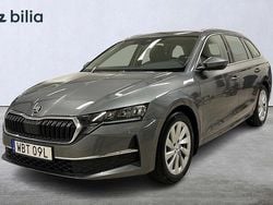 Grå Begagnad 2024 Skoda Octavia Selection Kombi | 324 500 kr (Marknadspris)