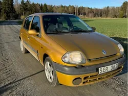 Gul Begagnad 2001 Renault Clio II Halvkombi | 10 000 kr (Marknadspris)