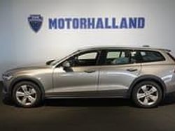 Grå Begagnad 2022 Volvo V60 CC Kombi | 359 900 kr (Marknadspris)