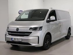 Ljusgrå (light grey metallic) Ny 2025 VW T6.1 Van | 574 900 kr (Marknadspris)