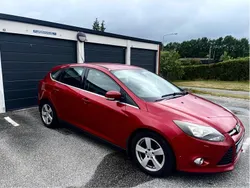 Röd Begagnad 2011 Ford Focus Titanium Halvkombi | 46 000 kr (Marknadspris)