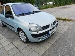 Ljusgrå (grå) Begagnad 2003 Renault Clio II Expression Halvkombi | 22 000 kr (Marknadspris)