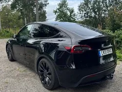 Svart Begagnad 2022 Tesla Model Y Performance SUV | 400 000 kr