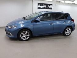 Blå Begagnad 2016 Toyota Auris Hybrid Executive Halvkombi | 159 900 kr (Marknadspris)