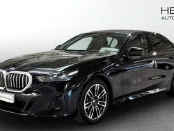 Svart (black) Begagnad 2025 BMW 520 M Sport Sedan | 604 700 kr (Dyr)