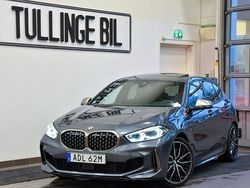 Grå Begagnad 2020 BMW M135 Shadowline Halvkombi | 399 900 kr (Marknadspris)