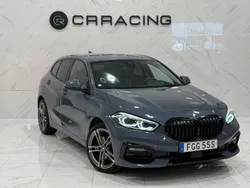 Mörkgrå (grå) Begagnad 2021 BMW 118 Sport Line Halvkombi | 224 900 kr (Marknadspris)