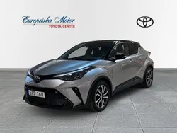 Mörkgrå Begagnad 2021 Toyota C-HR Sport SUV | 284 800 kr (Marknadspris)