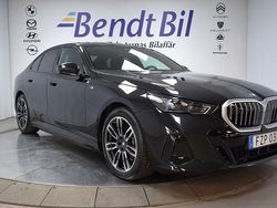 Svart Begagnad 2025 BMW 530e M Sport Sedan | 599 500 kr (Superpris)