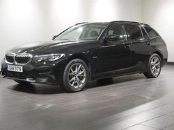 Svart Begagnad 2022 BMW 330e Sport Line Kombi | 329 500 kr (Marknadspris)
