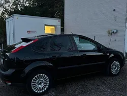 Svart Begagnad 2006 Ford Focus Halvkombi | 23 800 kr (Marknadspris)
