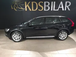 Svart Begagnad 2016 Volvo V60 CC Summum Kombi | 199 800 kr (Marknadspris)
