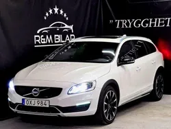 Vit Begagnad 2017 Volvo V60 CC Summum Kombi | 194 800 kr (Marknadspris)