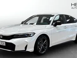 Vit (white) Ny 2025 Honda Civic Hybrid Halvkombi | 371 800 kr (Marknadspris)