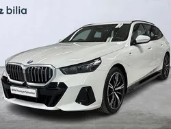 Vit (alpinvit ) Begagnad 2024 BMW 530e M Sport Kombi | 709 900 kr (Marknadspris)