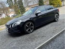 Svart Begagnad 2012 Volvo S60 R-Design Sedan | 90 000 kr (Marknadspris)