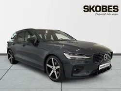 Mörkblå (blå) Begagnad 2022 Volvo V60 R-Design Kombi | 389 900 kr (Marknadspris)