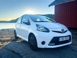 Vit Begagnad 2014 Toyota Aygo Halvkombi | 49 500 kr (Marknadspris)