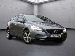 Grå Begagnad 2017 Volvo V40 Momentum Halvkombi | 169 900 kr (Marknadspris)