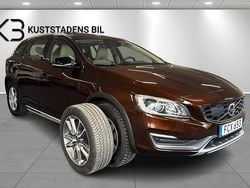Brun Begagnad 2016 Volvo V60 CC Summum Kombi | 229 900 kr (Marknadspris)