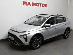 Grå Begagnad 2022 Hyundai Bayon Essential SUV | 189 800 kr (Marknadspris)