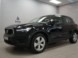 Svart Begagnad 2022 Volvo XC40 Momentum SUV | 289 900 kr (Marknadspris)