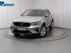 Grå Begagnad 2023 Volvo XC40 Core SUV | 349 900 kr (Marknadspris)