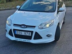 Vit Begagnad 2013 Ford Focus Titanium Halvkombi | 45 000 kr (Marknadspris)