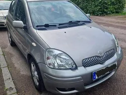 Grå Begagnad 2003 Toyota Yaris Halvkombi | 30 000 kr (Marknadspris)