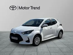 Vit Begagnad 2024 Toyota Yaris Hybrid Halvkombi | 229 900 kr (Marknadspris)