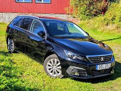 Svart Begagnad 2021 Peugeot 308 Allure Kombi | 184 000 kr (Marknadspris)