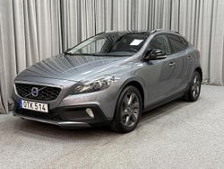 Grå (osmium grey metallic) Begagnad 2014 Volvo V40 CC Momentum Kombi | 139 900 kr (Marknadspris)