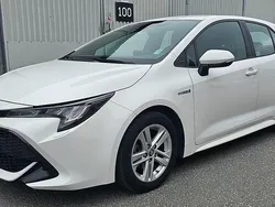Vit Begagnad 2019 Toyota Corolla Hybrid Active Halvkombi | 194 900 kr (Marknadspris)