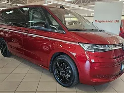 Röd Begagnad 2023 VW Multivan Style Minibuss | 589 000 kr (Marknadspris)