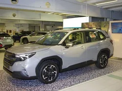 Grå (river rock pearl) Ny 2025 Subaru Forester SUV | 423 400 kr (Bra pris)