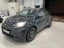 Svart Begagnad 2022 Toyota Aygo X X-play SUV | 159 900 kr (Marknadspris)