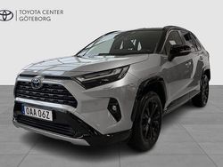 Grå Begagnad 2024 Toyota RAV4 Hybrid Style SUV | 419 900 kr (Marknadspris)