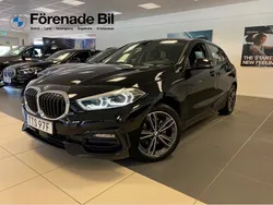 Svart Begagnad 2022 BMW 118 Sport Line Halvkombi | 259 000 kr (Marknadspris)