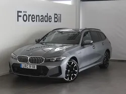 Grå (skyscraper grå metallic) Ny 2025 BMW 330e M Sport Kombi | 654 200 kr (Marknadspris)