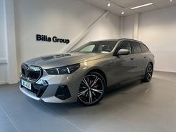 Grå Begagnad 2025 BMW 530e M Sport Kombi | 689 900 kr (Marknadspris)