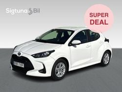 Vit Begagnad 2023 Toyota Yaris Hybrid Halvkombi | 209 900 kr (Marknadspris)