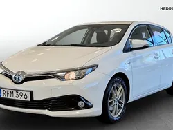 Vit (white) Begagnad 2018 Toyota Auris Hybrid Halvkombi | 159 900 kr (Marknadspris)