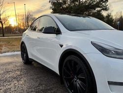Vit Begagnad 2022 Tesla Model Y Performance SUV | 375 000 kr (Marknadspris)