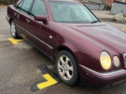 Mörkröd Begagnad 1998 Mercedes E220 Elegance Sedan | 32 000 kr